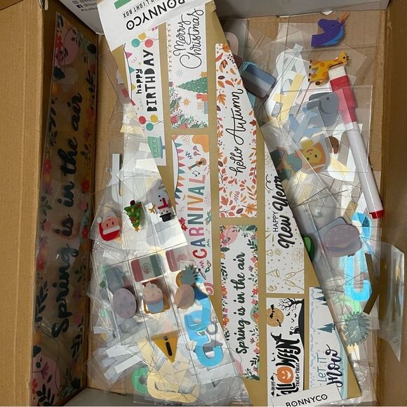 Cinema Light Box A4 Shiny Gold 16 Colors with hundreds of Letters and Emojis - Picture 15 of 17